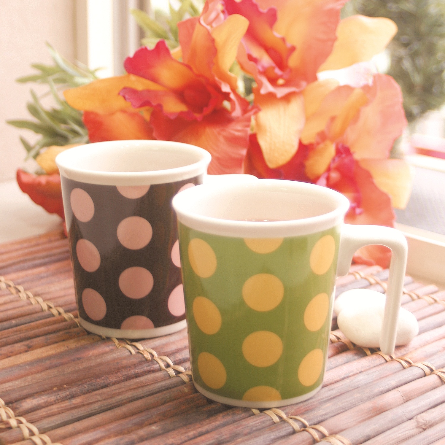 蘑菇上一點一點的可愛斑點，停著一隻小瓢蟲，鮮豔的對